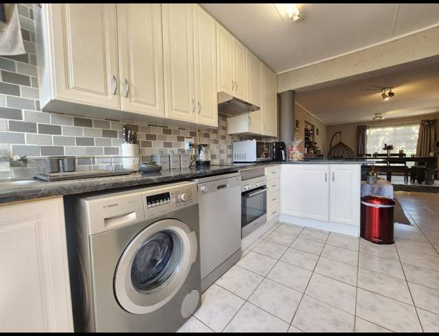 3 BEDROOM SIMPLEX FOR SALE IN GLENVISTA